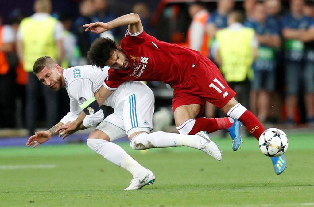 La falta de de Sergio Ramos que provocó la lesión de Mohamed Salah. Foto: AP.
