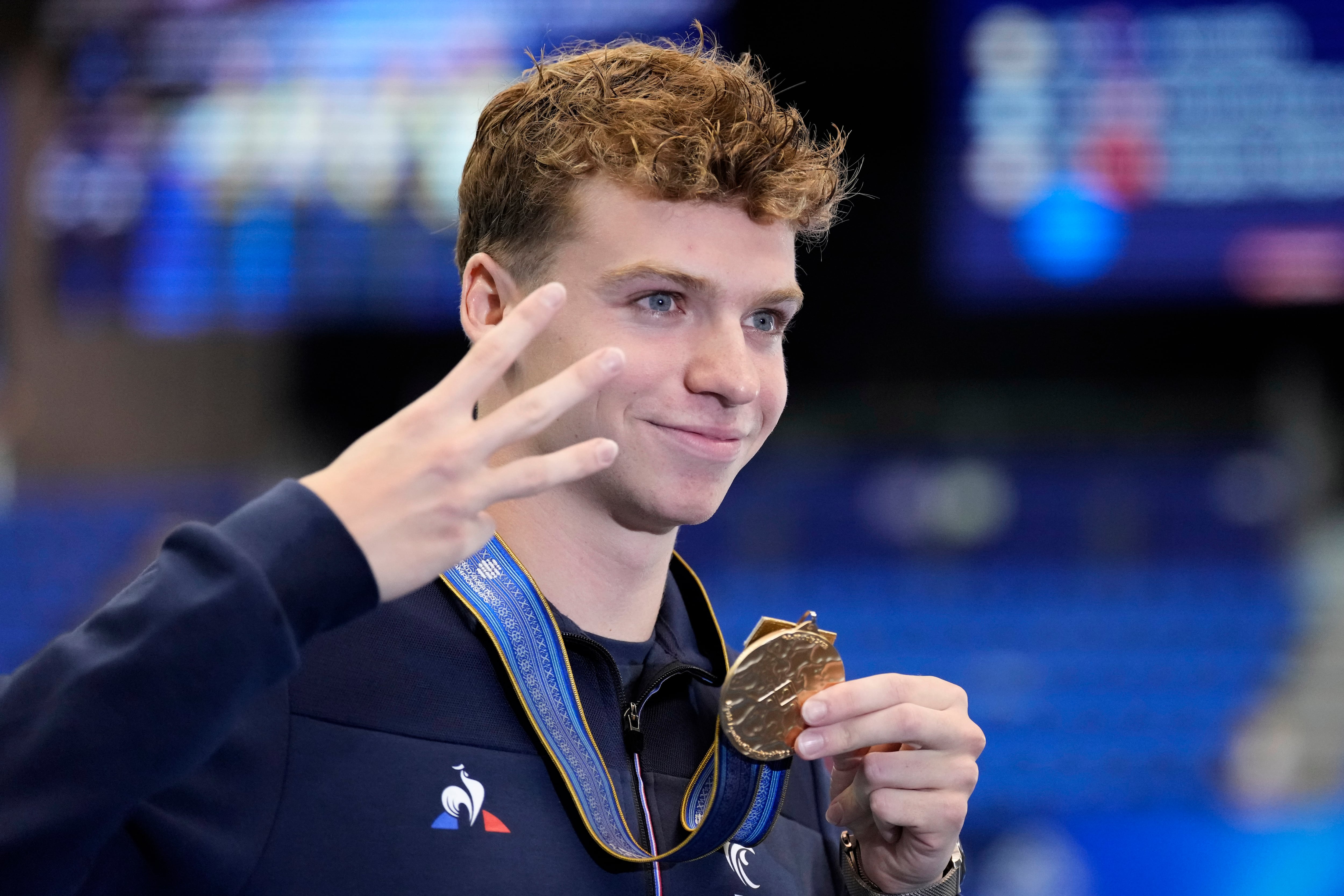 El francés Leon Marchand tras ganar la medalla de oro en los 200 metros combinados en el Mundial de natación, el jueves 27 de julio de 2023. (AP Foto/Lee Jin-man)