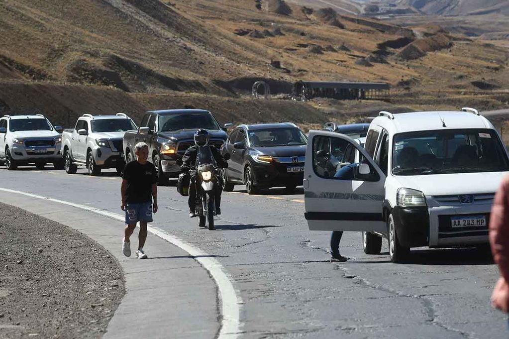 Largas colas de vehículos con 8 horas de espera para poder pasar a Chile, la fila de automóviles alcanzaba unos 4 Km para llegar al peaje del puente Internacional e ingrasar al vecino país
Foto: José Gutierrez / Los Andes