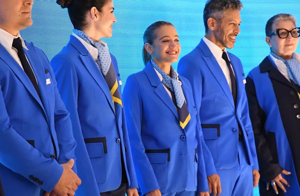 Así son los nuevos uniformes de Aerolíneas Argentinas diseñados por Benito Fernández y Ricky Sarkany. (Gentileza Télam)