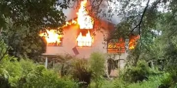 Bomberos sofocan un voraz incendio en una casa deshabitada en Eldorado
