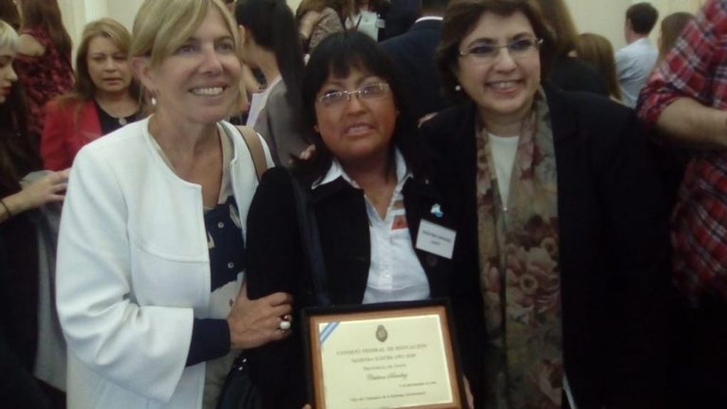 Cristina Sánchez, acompañada por la ministra de Educación provincial, Isolda Calsina, tras recibir la distinción, en Buenos Aires.