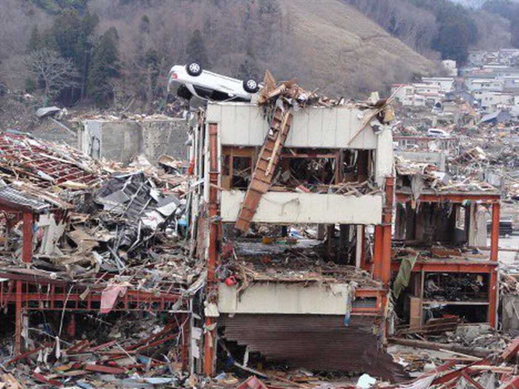 Los destrozos por el terremoto y el tsunami fueron enormes, y el gobierno local tardó más de tres meses en confirmar la cifra de fallecidos.