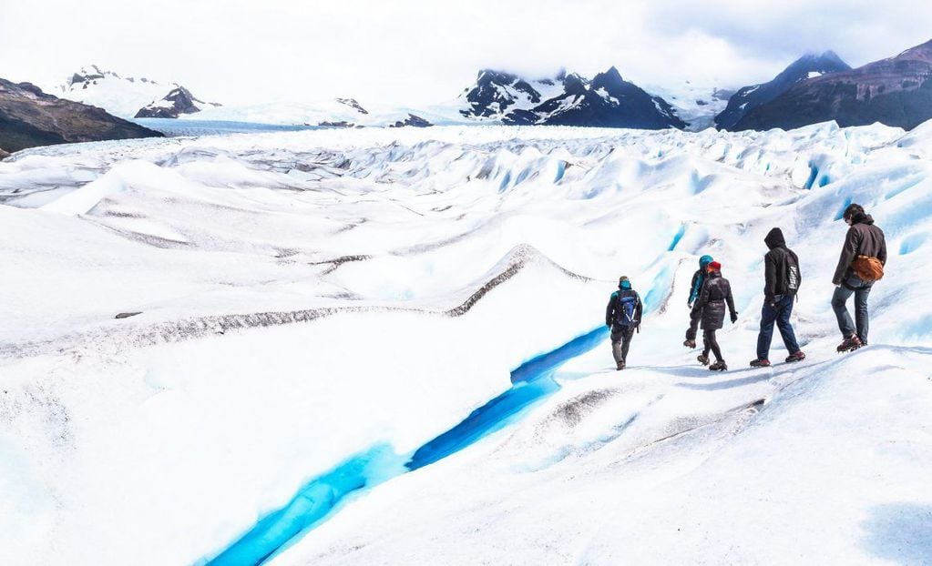Hacer trekking en el Glaciar Perito Moreno es un plan excelente para disfrutar en familia.