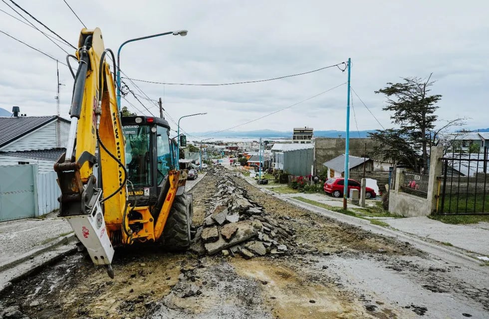 La Municipalidad de Ushuaia realiza trabajos en la calle Pontón Río Negro.