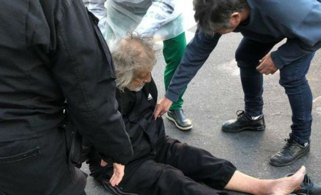 Tomás Carlovich en el suelo tras el brutal asalto