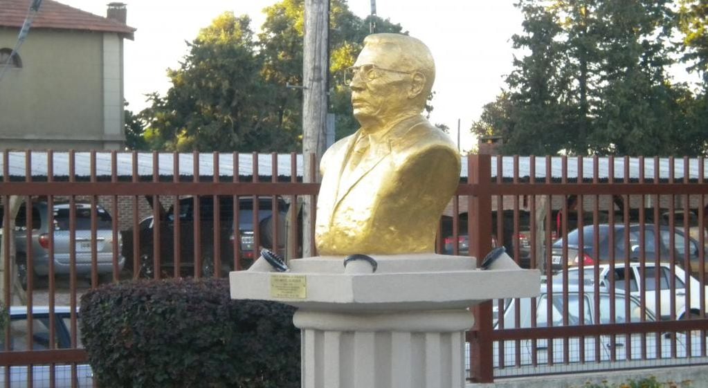 El busto en el ingreso a la planta de Miguel Georgalos en Río Segundo
