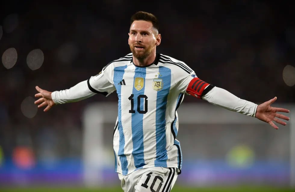 Lionel Messi celebra tras anotar un gol de tiro libre para Argentina ante Ecuador durante el partido de las eliminatorias sudamericanas para el Mundial 2026 en el estadio Monumental de Buenos Aires, el jueves 7 de septiembre de 2023.
