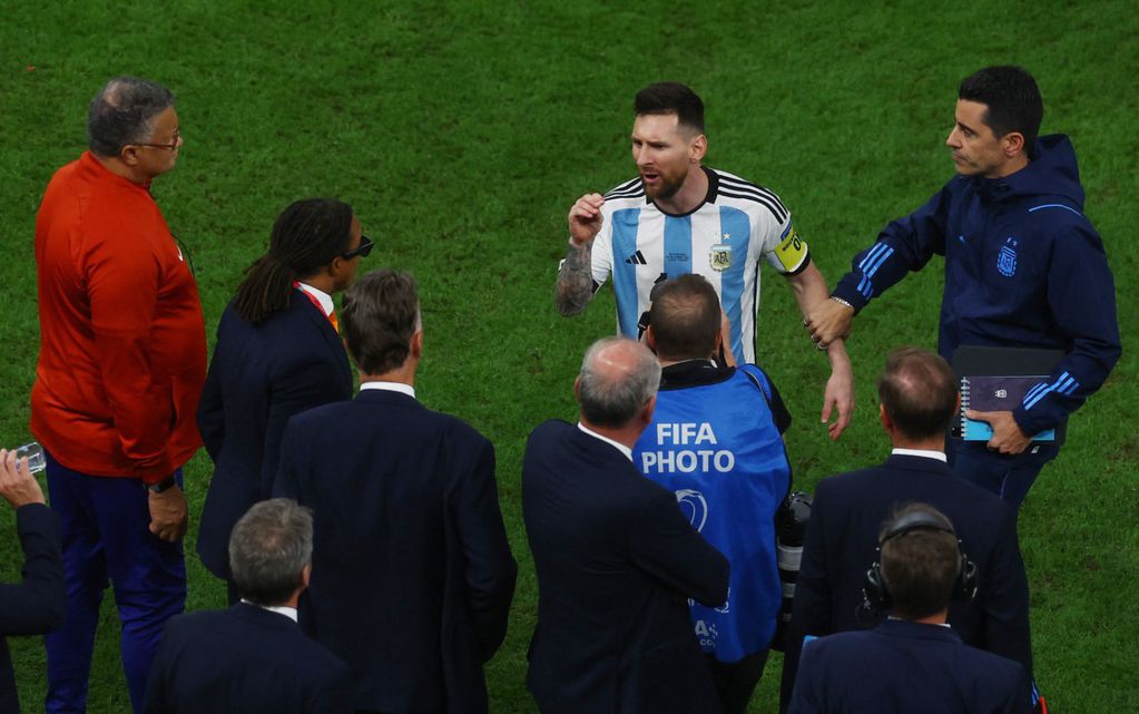El picante cruce entre Messi y Van Gaal tras la victoria albiceleste: “Vende que juega al fútbol y después te llena de pelotazos al área”. / Foto: Gentileza