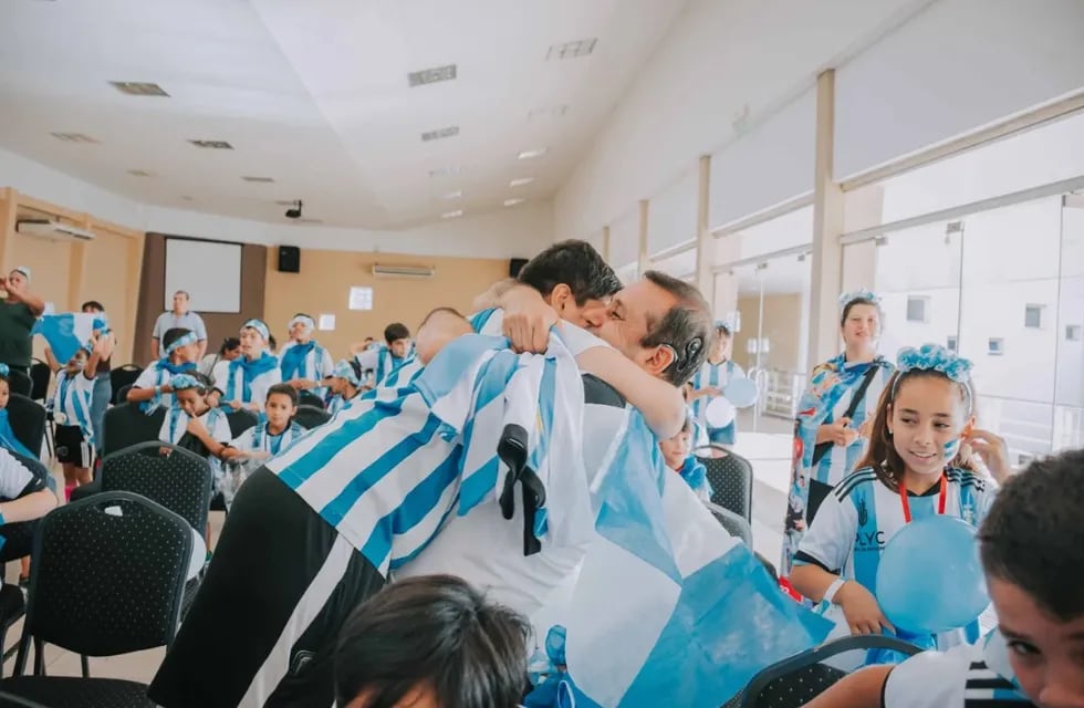 Niños miraron el partido de Argentina contra Polonia con el “Flaco” Schiavi y el Gobernador de Misiones.