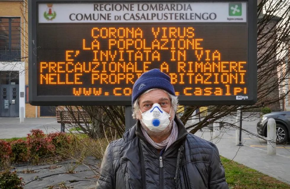 Casalpusterlengo (Italy), 23/02/2020.- A man wearing a protective face mask in Casalpusterlengo, one the northern Italian towns placed under lockdown due to the new coronavirus outbreak, 23 February 2020. Two deaths from the new coronavirus sparked fears throughout northern Italy on Saturday, as about 50,000 people were poised for a weeks-long lockdown imposed by authorities trying to halt a further increase in infections. Italy on Friday became the first country in Europe to report the death of one of its own nationals from the virus, triggering travel restrictions on about a dozen towns where the number of people contaminated has continued to rise. (Italia) EFE/EPA/Andrea Fasani