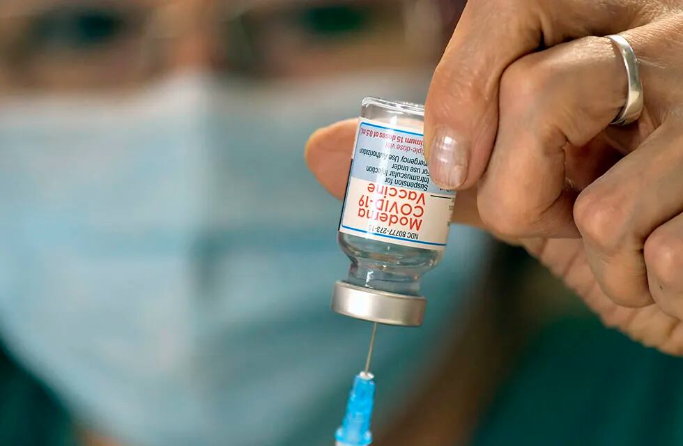 La ministra de Salud Carla Vizzotti anunció que antes de otoño del 2022 toda la población se vacunará con la tercera dosis de la vacuna contra el Covid-19. Foto: Orlando Pelichotti