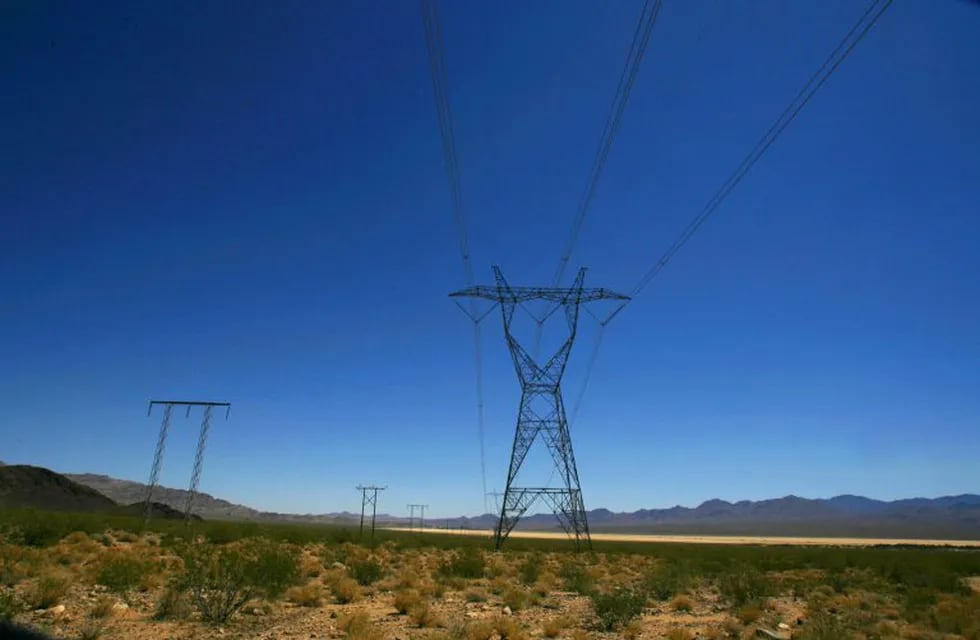Electric towers and power lines cross the proposed site of a BrightSource Energy solar plant near Primm, Nev. on July 14, 2010. The presence of existing towers make the area a prime site for solar development. (AP Photo/Laura Rauch) Primm  torres eléctricas y líneas eléctricas zona destinada a la energia solar