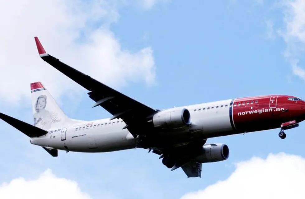 (FILES) This file photo taken on July 17, 2009 shows a Boeing 737-800 of low-cost airline Norwegian flying near Oslo airport in Gardermoen.\r\n\r\nThe battle is on in Barcelona, Spain's popular Mediterranean city where two airlines have started competing for passengers in the emerging trend of low cost, long-haul flights.\r\nA first flight operated by Level, a new carrier created by IAG, the parent company of British Airways and Spain's Iberia, took off on June 1, 2017 from El Prat airport to Los Angeles. The airline also flies to San Francisco, Buenos Aires and Punta Cana in the Dominican Republic. Meanwhile Norwegian, a pioneer in cheap long-distance flights, takes off from on June 5, 2017 to New York, Los Angeles, Miami and San Francisco.\r\n / AFP PHOTO / SCANPIX NORWAY / KYRRE LIEN   Norwegian lineas aereas low cost