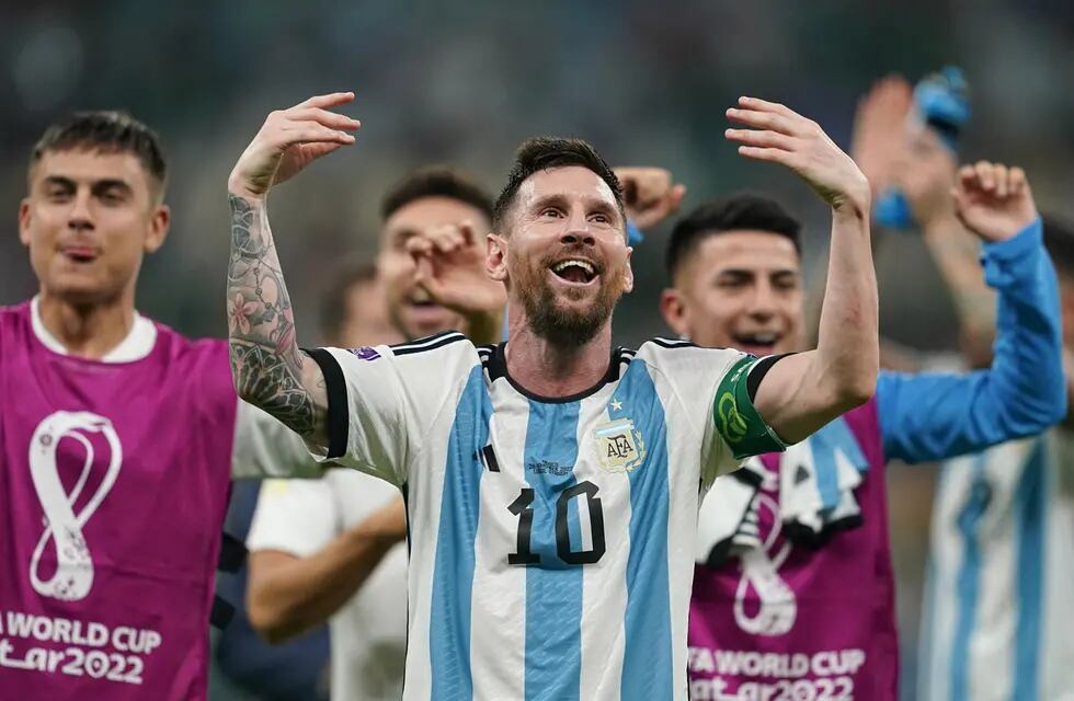 Lionel Messi celebra la victoria frente a México. Foto Reuters