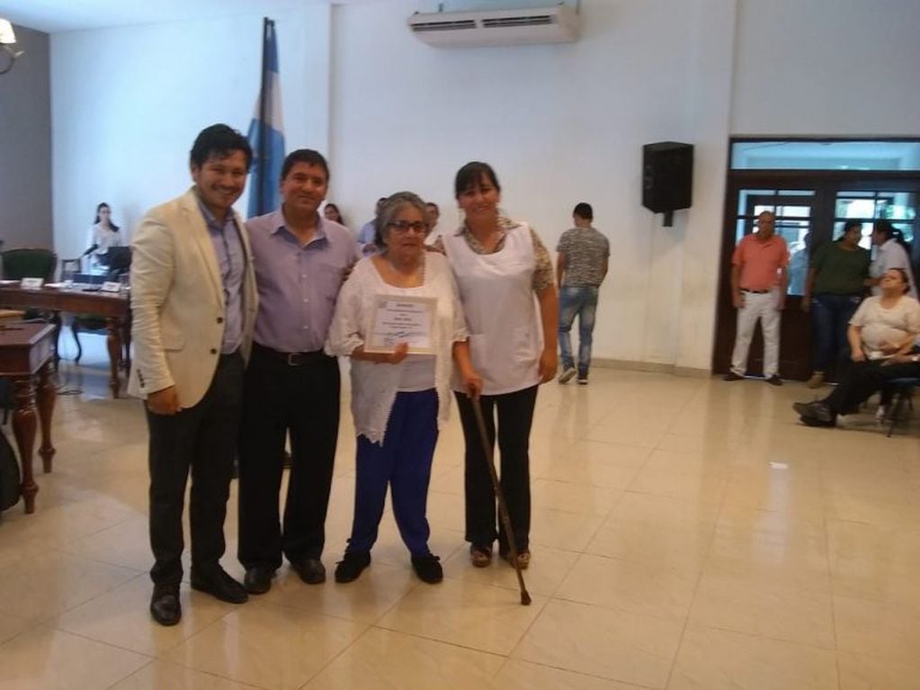 Adelma Méndez, la abuela que terminó su educación primaria a los 80 años con el mejor promedio (La 20 FM 88.5)