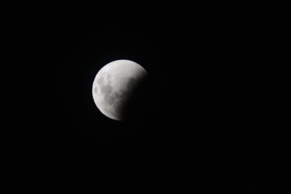 Luna de sangre secuancia entra las 23:00 hs y las 24 hs foto Javier Ferreyra 15 mayo 2022
