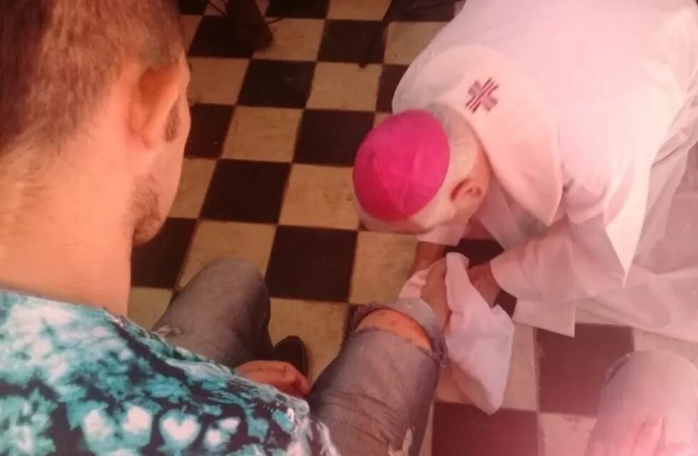 Monseñor Jorge Lozano le lavó los pies a los presos del Penal de Chimbas