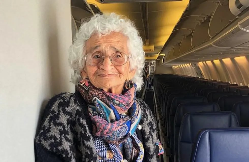 La emocionante historia de una mujer de 106 años que viajó en avión por primera vez (Foto: Instagram/@flybondioficial)