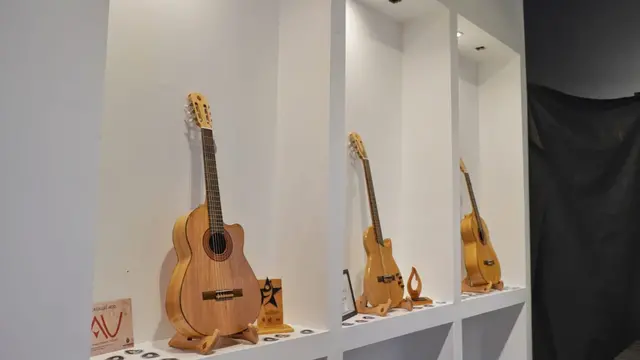 Ushuaia: distinguen emprendimiento local de fabricación de guitarras con madera de lenga