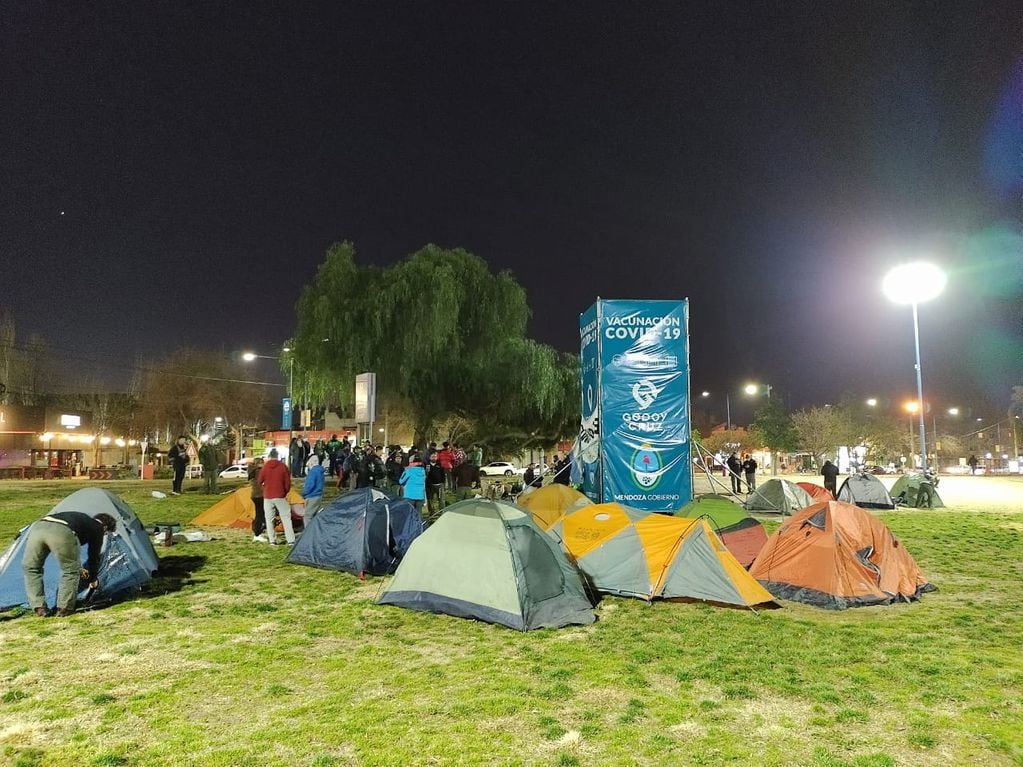 Guardaparques pasaron la noche en Parque Benegas y marcharán hasta Casa de Gobierno.