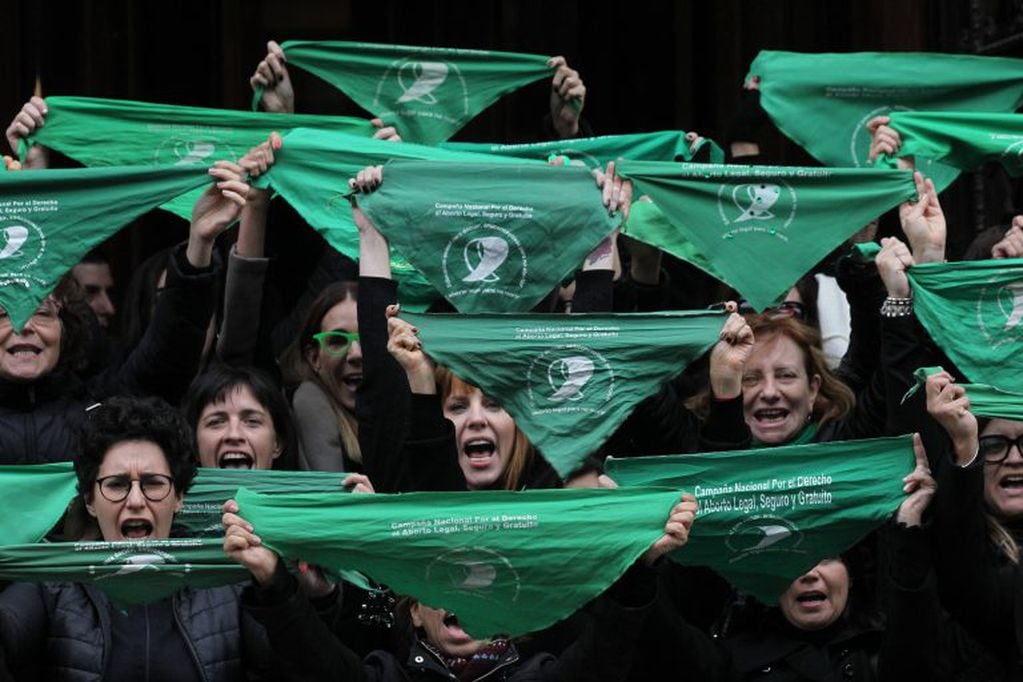 Activistas sostienen pañuelos verdes durante una marcha para conmemorar el debate parlamentario del el 8 de agosto (Foto:EFE/Aitor Pereira)