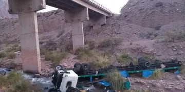 Camión cayó al río