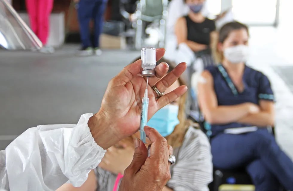 Hasta el momento hay 16.566 trabajadores de la salud que recibieron la primera dosis de la vacuna. (@minsaludsantafe)