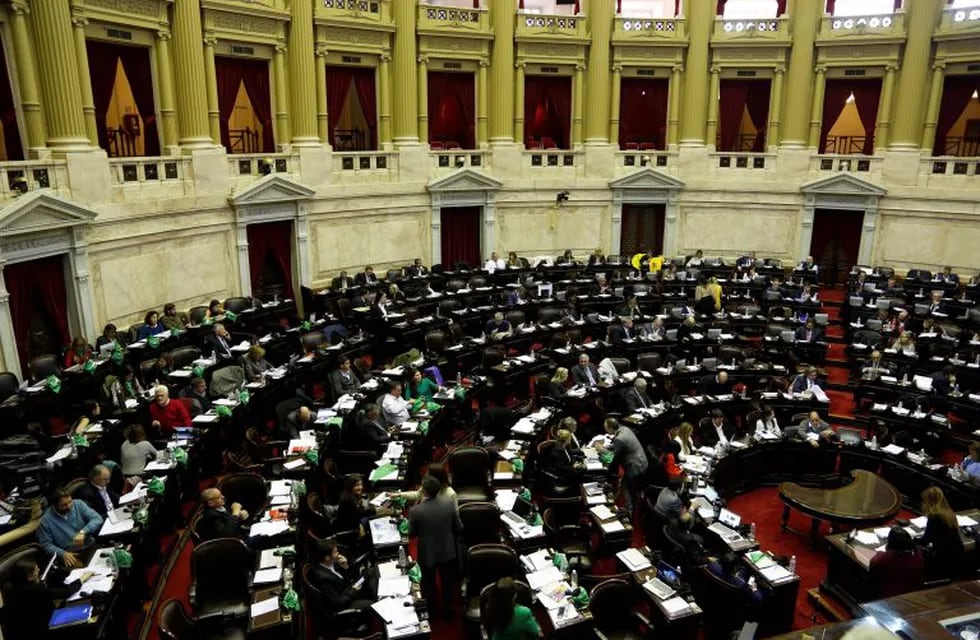 Green handkerchiefs are placed on the desks of pro-abortion lawmakers during a session of the Argentine congress in Buenos Aires, Argentina, Wednesday, June 13, 2018. Argentina's legislature has begun debating a measure that would allow elective abortions in the first 14 weeks of gestation. It's a debate that has sharply divided the homeland of Pope Francis. (AP Photo/Jorge Saenz) congreso nacional  debate diputados despenalizacion del aborto diputados tratamiento ley despenalizacion del aborto camara de diputados