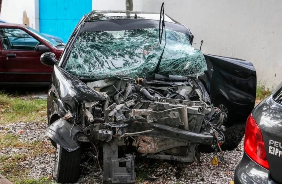 La familia circulaba en un Citroën C3 que quedó destrozado luego de la colisión.