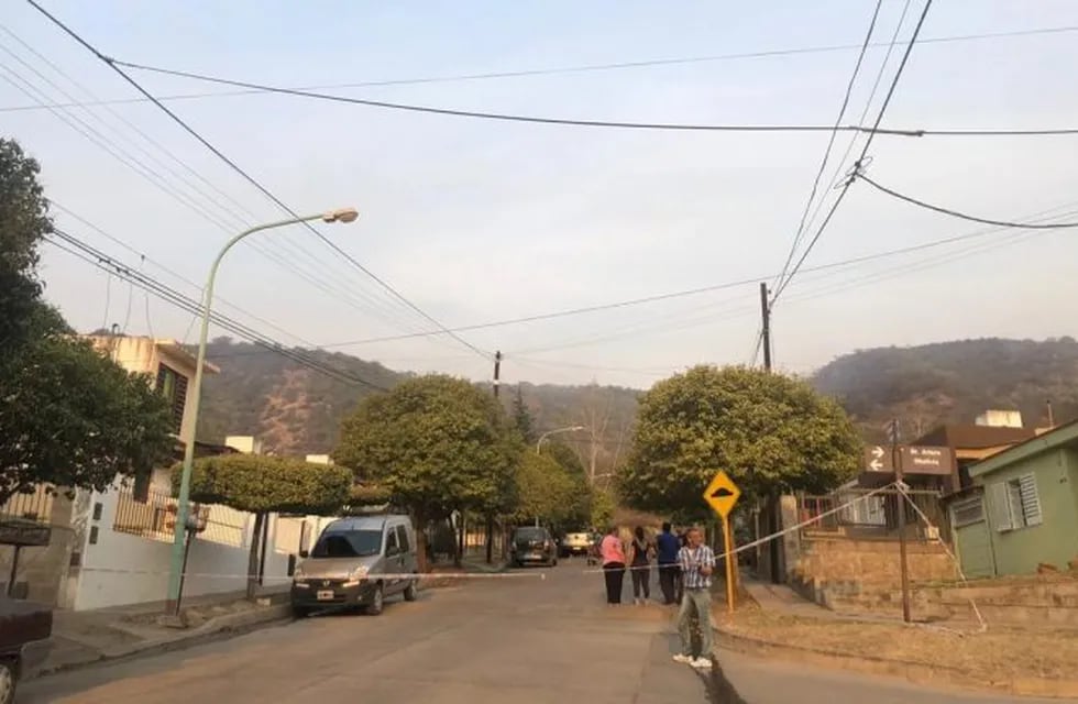 Vecinos colaborando en el incendio de barrio de Inquilinos y Las Rosas.