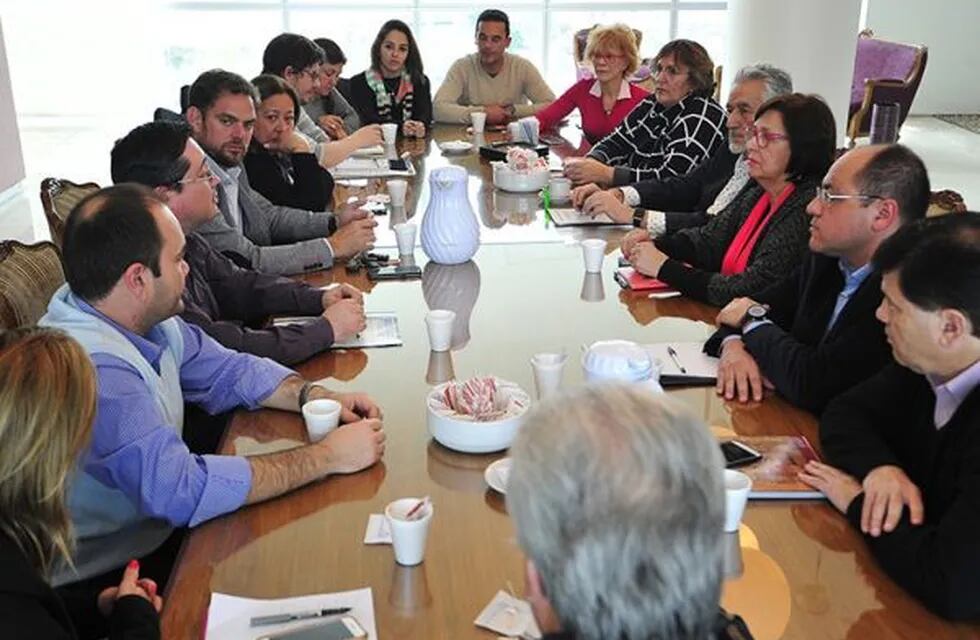 El gobernador Rodríguez Saá y los ministros en Terrazas del Portezuelo. (Foto ANSL)