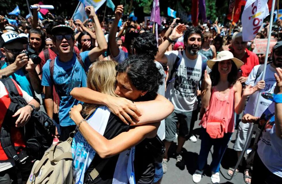 Miles de personas festejaron en la puerta de la Legislatura de Mendoza. (Andres Larrovere / AFP)