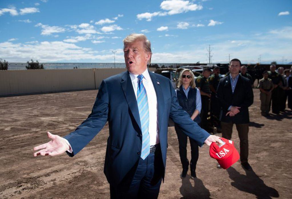 Imagen archivo. Trump camina cerca de la muralla fronteriza instalada en Calexico, California. Foto: SAUL LOEB/AFP.