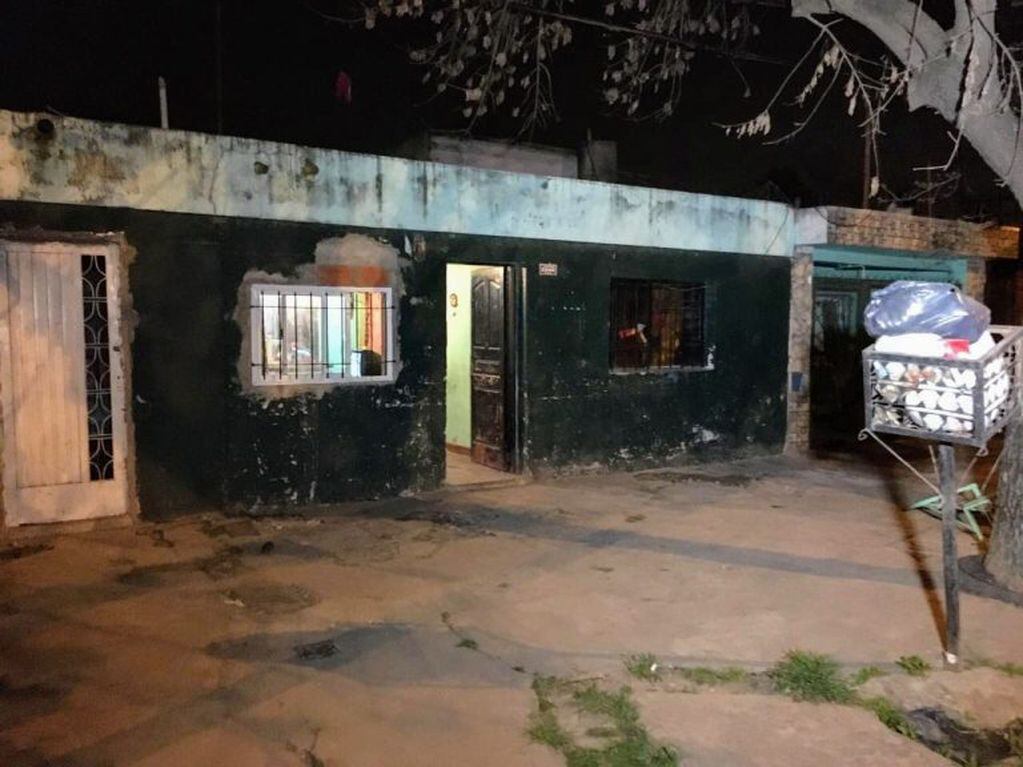 El ataque ocurrió en una casa de calle 12 de Octubre al 2300 en Villa Gobernador Gálvez. (@mauroyasprizza)