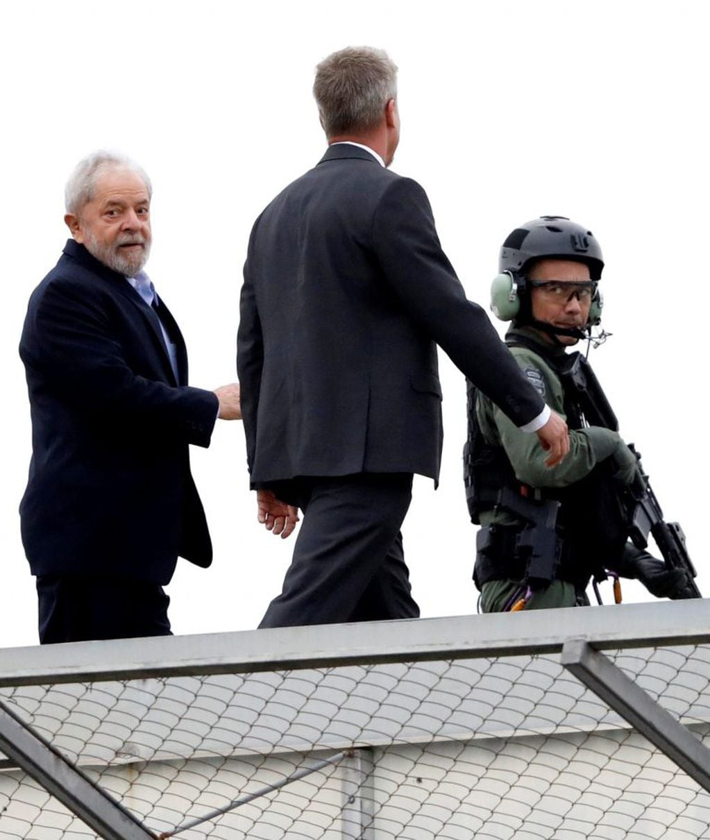 El expresidente brasileño Luiz Inácio Lula da Silva abandonó este sábado por primera vez la cárcel en la que está preso por corrupción desde abril del año pasado (REUTER)