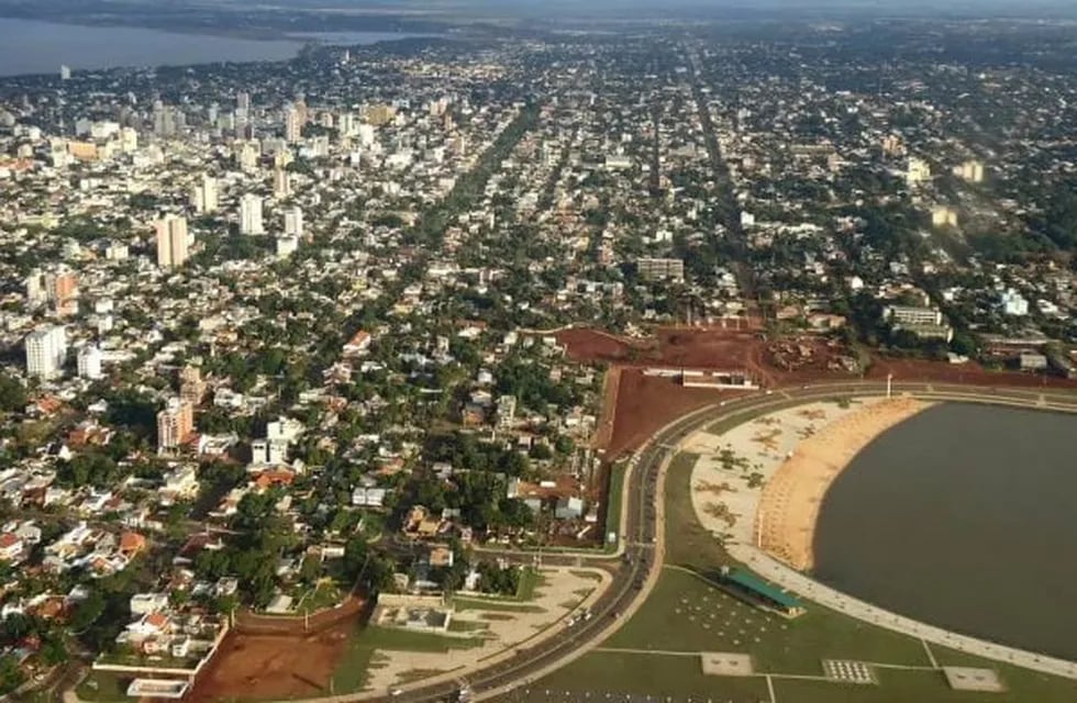 Posadas, con la zona de la fundación de hace 405 años en primer plano sobre la costa del Paraná. (CIMECO)