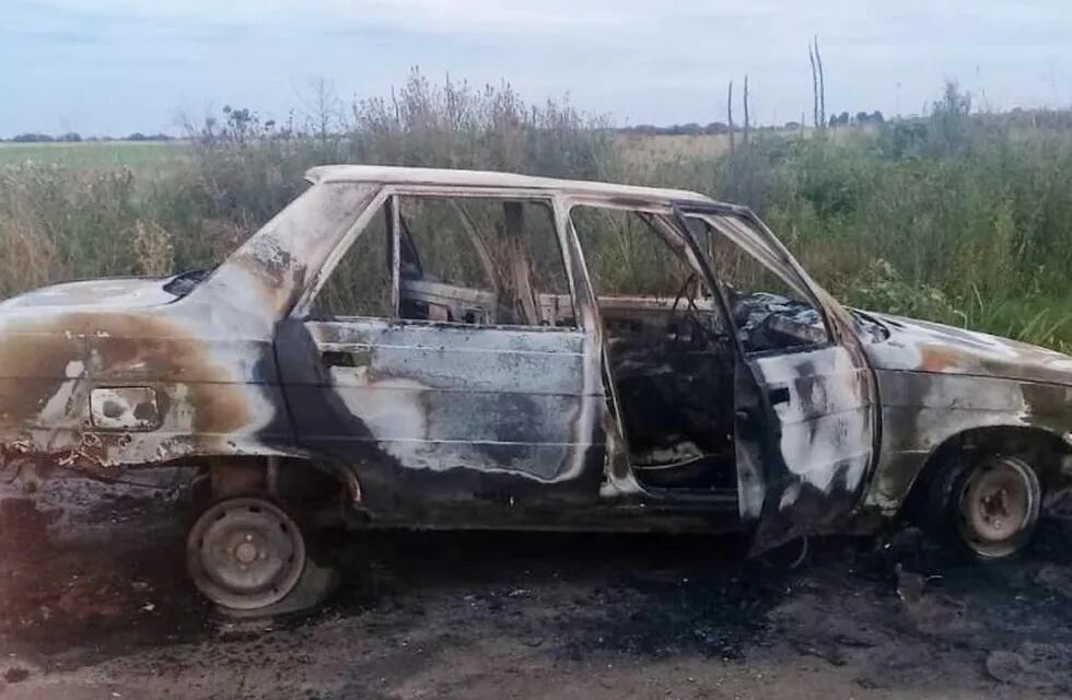 El cuerpo de la víctima quedó consumido por las llamas dentro del Renault 9. (Hora Cero)