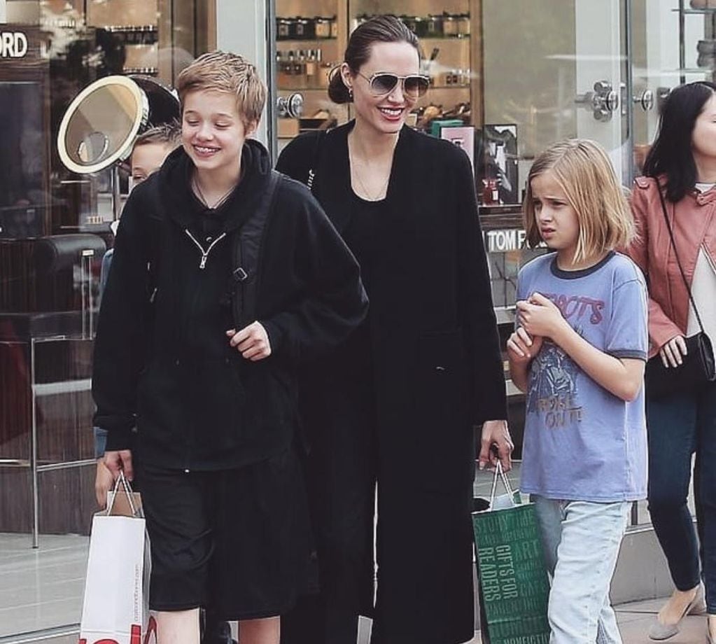Angelina Jolie junto a sus hijos.