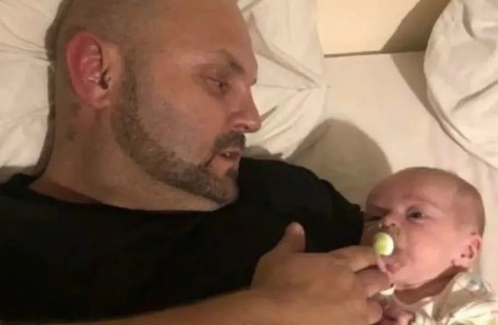 Michael Hollingworth murió mientras descansaba con su bebé en brazos