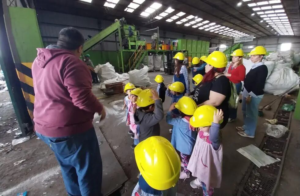 Escuela Agropecuaria y Jardín 912 visitaron la Planta de Residuos