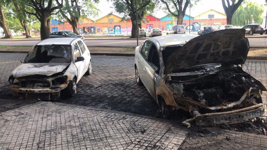 Dos autos fueron los que terminaron incendiados en la madrugada en Avenida Belgrano esquina Tucumán. (@gbelluati)