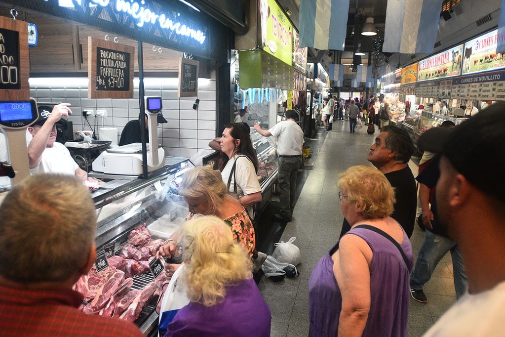 Carnicerías del mercado norte y promociones de asado para el partido de la selección    Foto: (Pedro Castillo / La Voz)