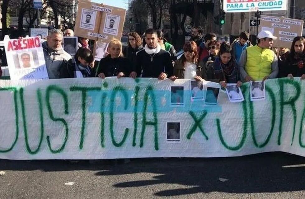 Familiares y colegas de Jorge Gómez realizaron una multitudinaria marcha para exigir justicia.