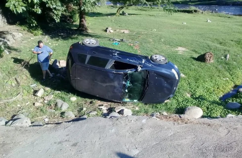 El auto fuera de control cayó bajo el puente vado en santa Rosa de Calamuchita.