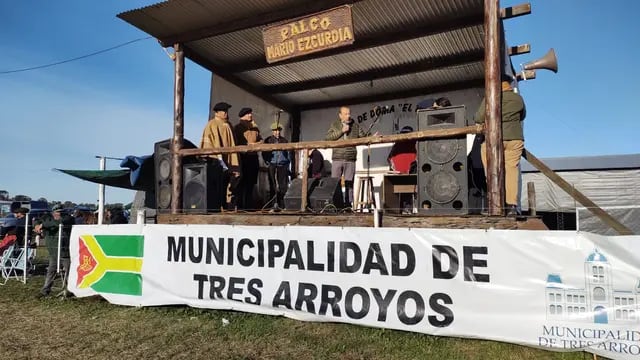 Integrantes del campo de doma El Palenque entregaron un reconocimiento al intendente Sánchez
