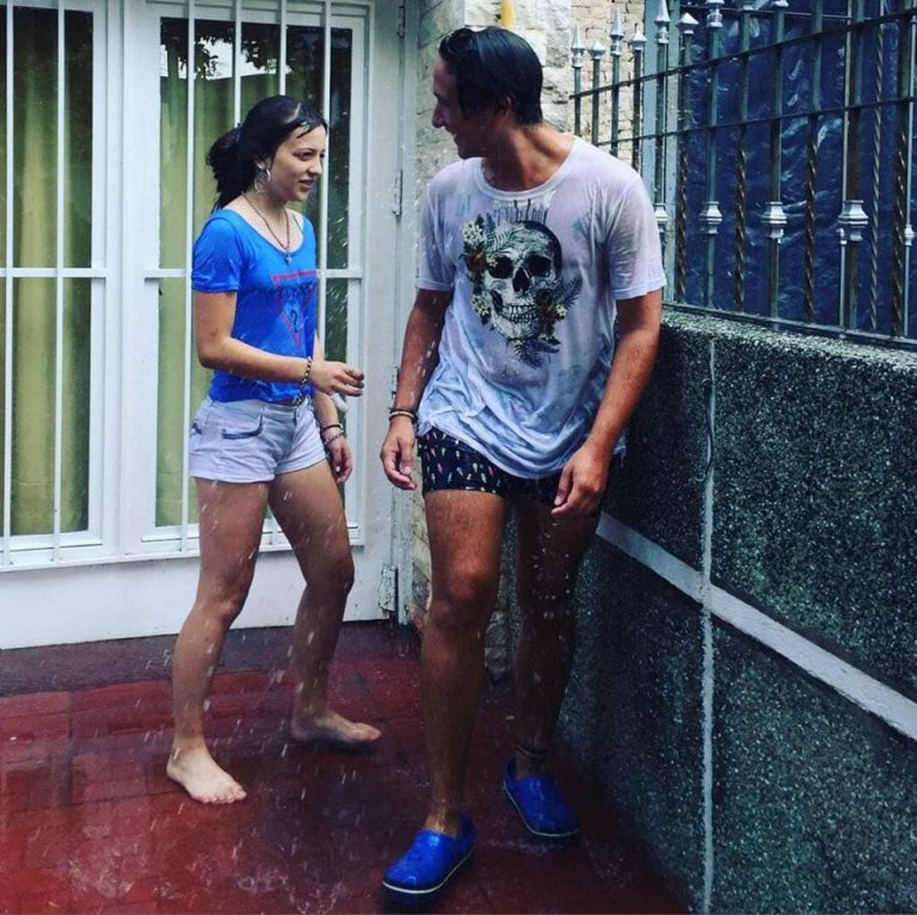 Las fotos de los adolescentes cordobeses jugando bajo la lluvia fueron tomadas por Juan Pablo Rodríguez, en barrio Los Naranjos.