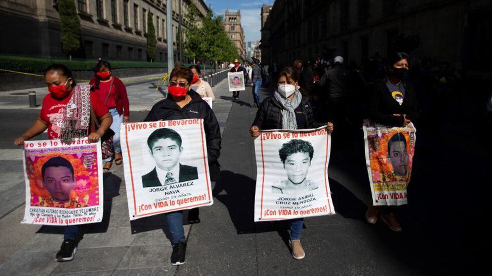 Familiares de los 43 estudiantes de una escuela rural de Ayotzinapa (AP)