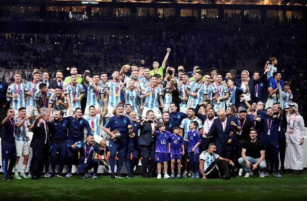 La selección argentina celebra el tercer título en una Copa del Mundo y los políticos expresaron su alegría a través de las redes sociales. (AP)