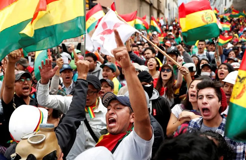 People shout slogans during a protest against Bolivia's President Evo Morales in La Paz, Bolivia, November 9, 2019. REUTERS/Carlos Garcia Rawlins     TPX IMAGES OF THE DAY